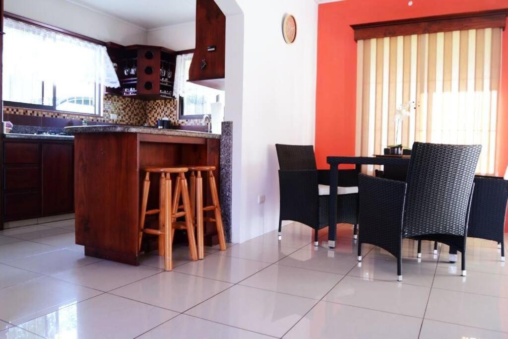 Elegant Villa In La Fortuna With Spacious Backyard Plus Very Private Pool & Parking Exterior photo